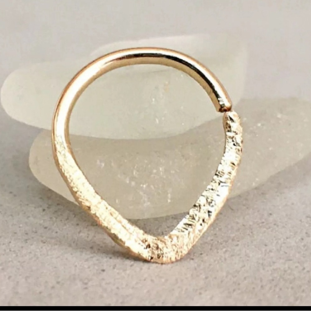 Septum piercing 9k 16 gauge. 9mm